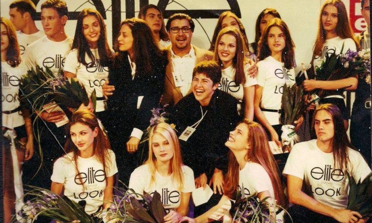 Onde está Wally? Já encontrou a top Alessandra Ambrósio? Ela é a segunda em pé, da direita para a esquerda. O clique foi feito em 1995 Foto: Arquivo Pessoal