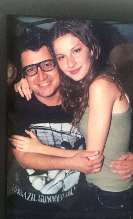 O booker com Gisele Bündchen. A foto é de 1998: "Ela já tava bombando nas semanas de moda", relembra Serginho Foto: Arquivo Pessoal