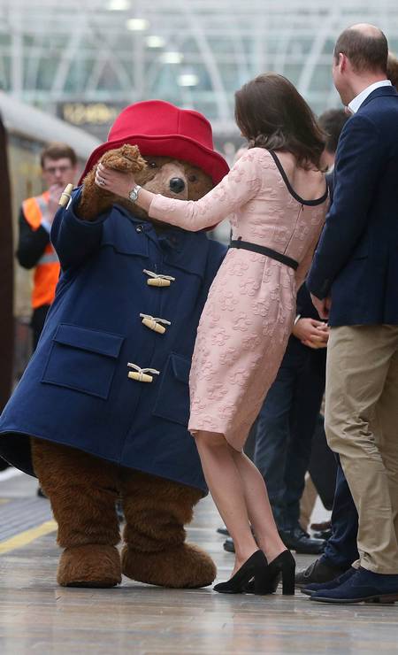 Kate Middleton Dança Com O Paddington Bear ícone De Londres Jornal O Globo 