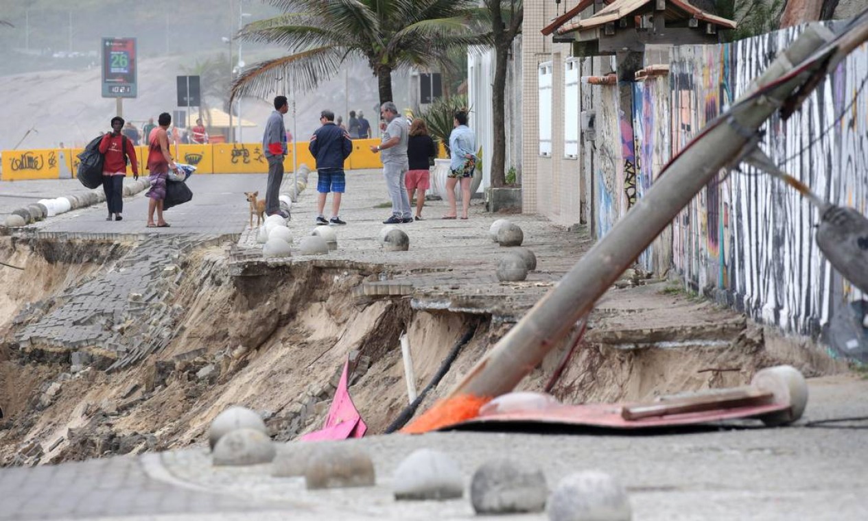 Segundo o órgão, há dois estudos para “reestabilizar o trecho danificado”. Um deles é uma parceria com a Geo-Rio, e outro foi feito por um professor da Coppe-UFRJ, que prevê o engordamento da faixa de areia Foto: Marcio Alves / Agência O Globo