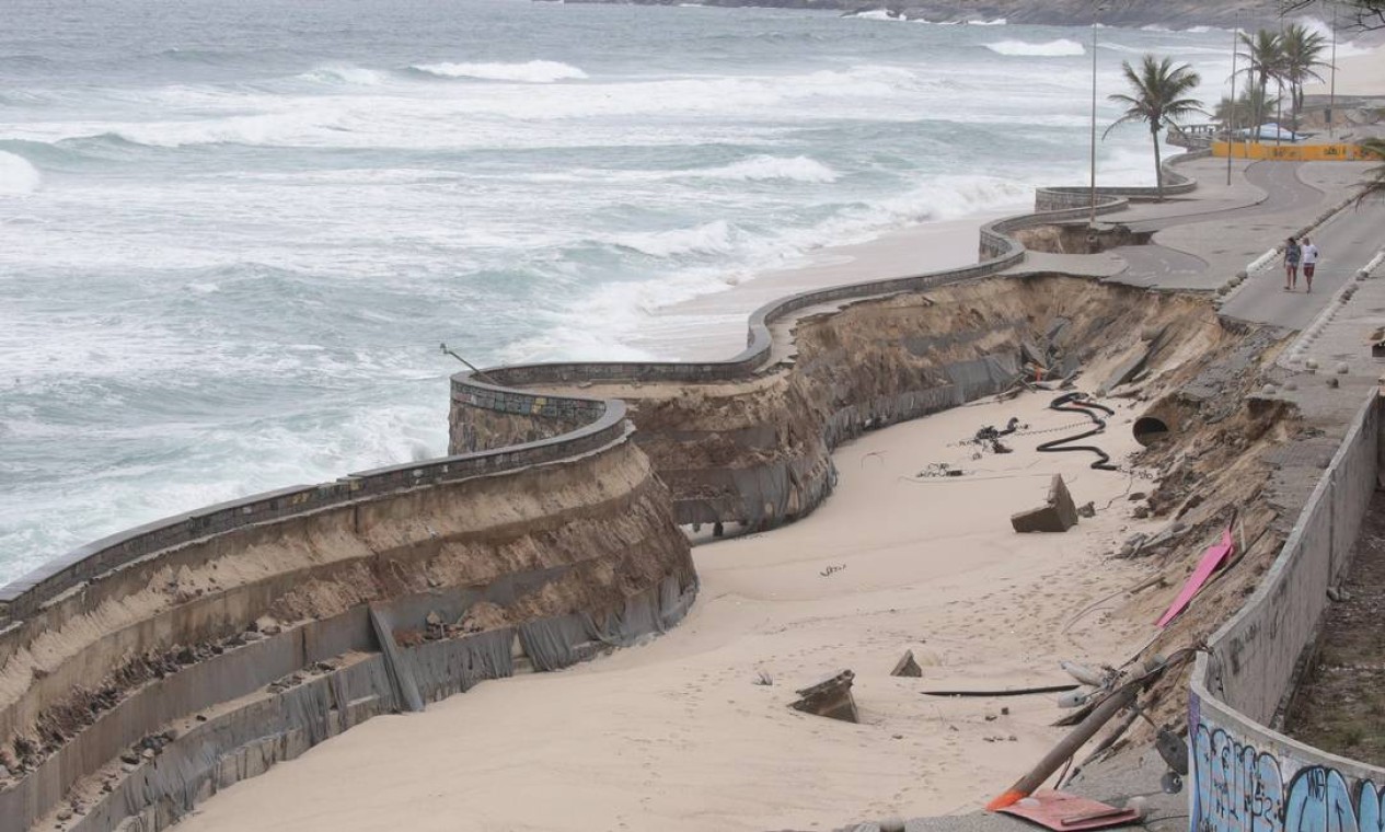 Afundamento do calçadão da Praia da Macumba causou a interdição do trecho mais atingido pelas fortes ondas Foto: Marcio Alves / Agência O Globo