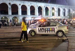 Ação de agentes do Lapa Presente na noite carioca. Imagem de 17/04/2016 Foto: Rogério Santana / Agência/O Globo