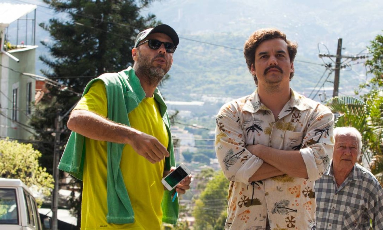 O diretor José Padilha ao lado de Wagner Moura no set de gravações da série 'Narcos' Foto: Daniel Daza / Divulgação