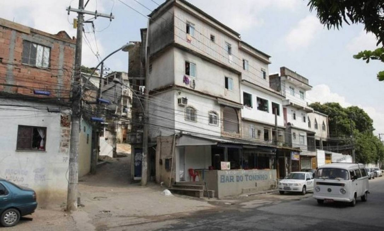 Equipe da Secretaria de Habitação fica em meio a tiroteio na Vila Joaniza,  na Ilha - Jornal O Globo