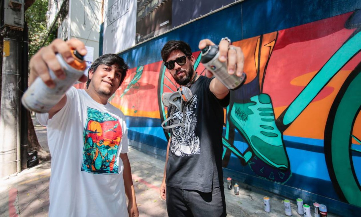 Os irmãos Diogo (à esquerda) e Marcelo Lamarca: unidos também pelo amor às tintas e ao grafite Foto: Brenno Carvalho / Agência O Globo