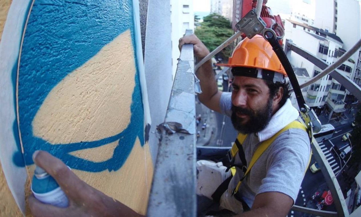 Arte a 40 metros do chão: Sereno nos arremates da pintura de prédio em Copacabana Foto: Divulgação