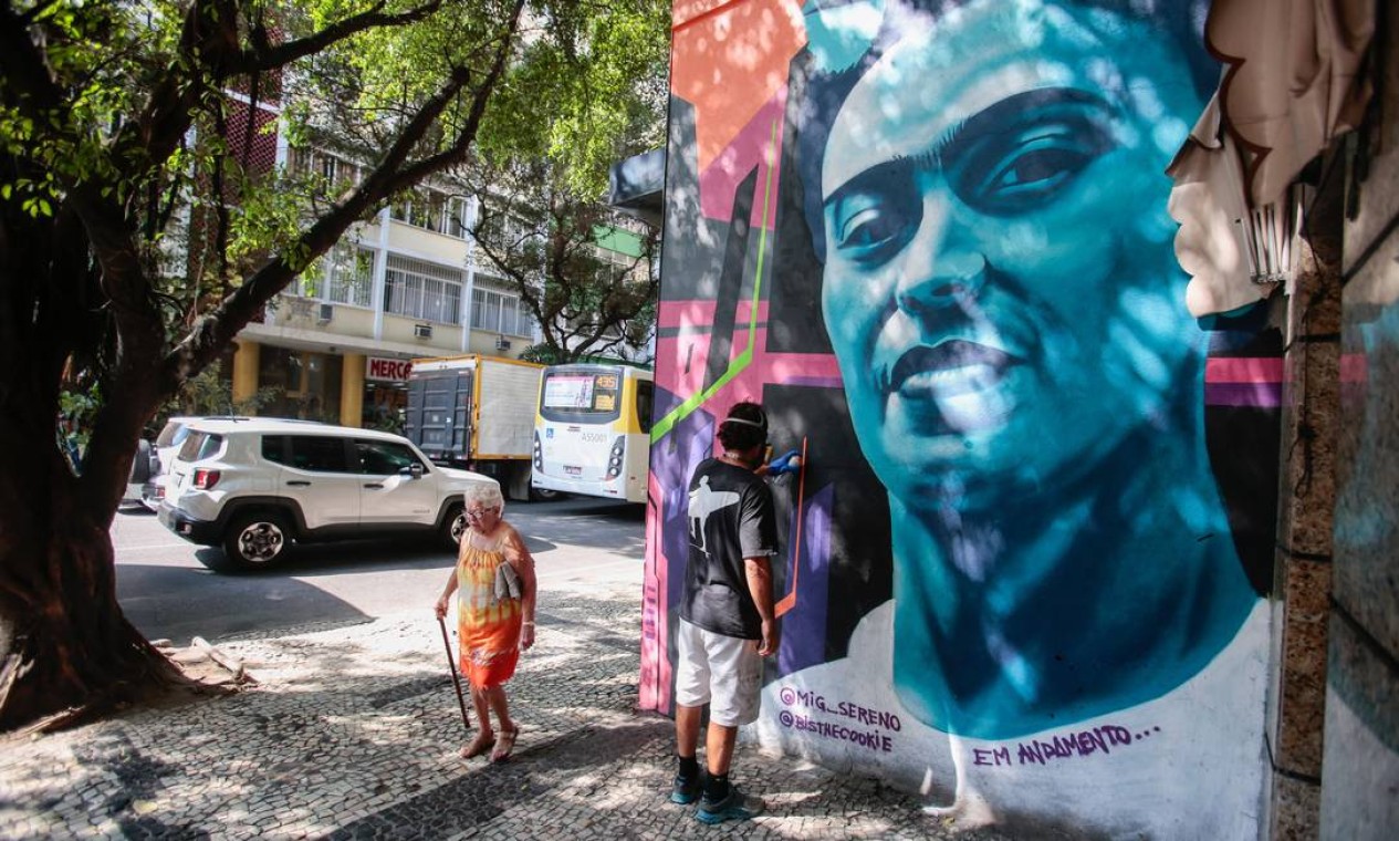 Na Rua Francisco Sá, a imagem de Frida Kahlo atrai os olhares de quem passa pelo local Foto: Brenno Carvalho / Agência O Globo