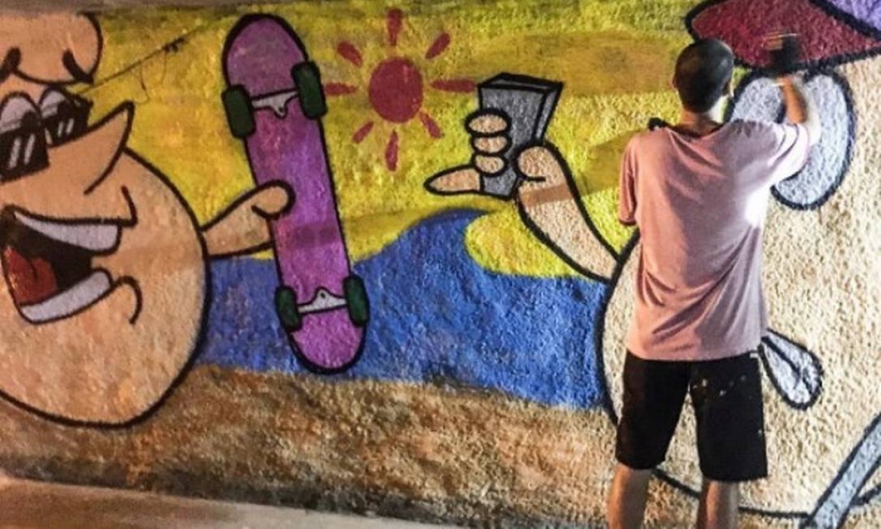 No subterrâneo do Aterro do Flamengo, o artista Phellipe Dávila, o Remela, pinta seus cartoons, estilo no qual vem investindo Foto: Reprodução