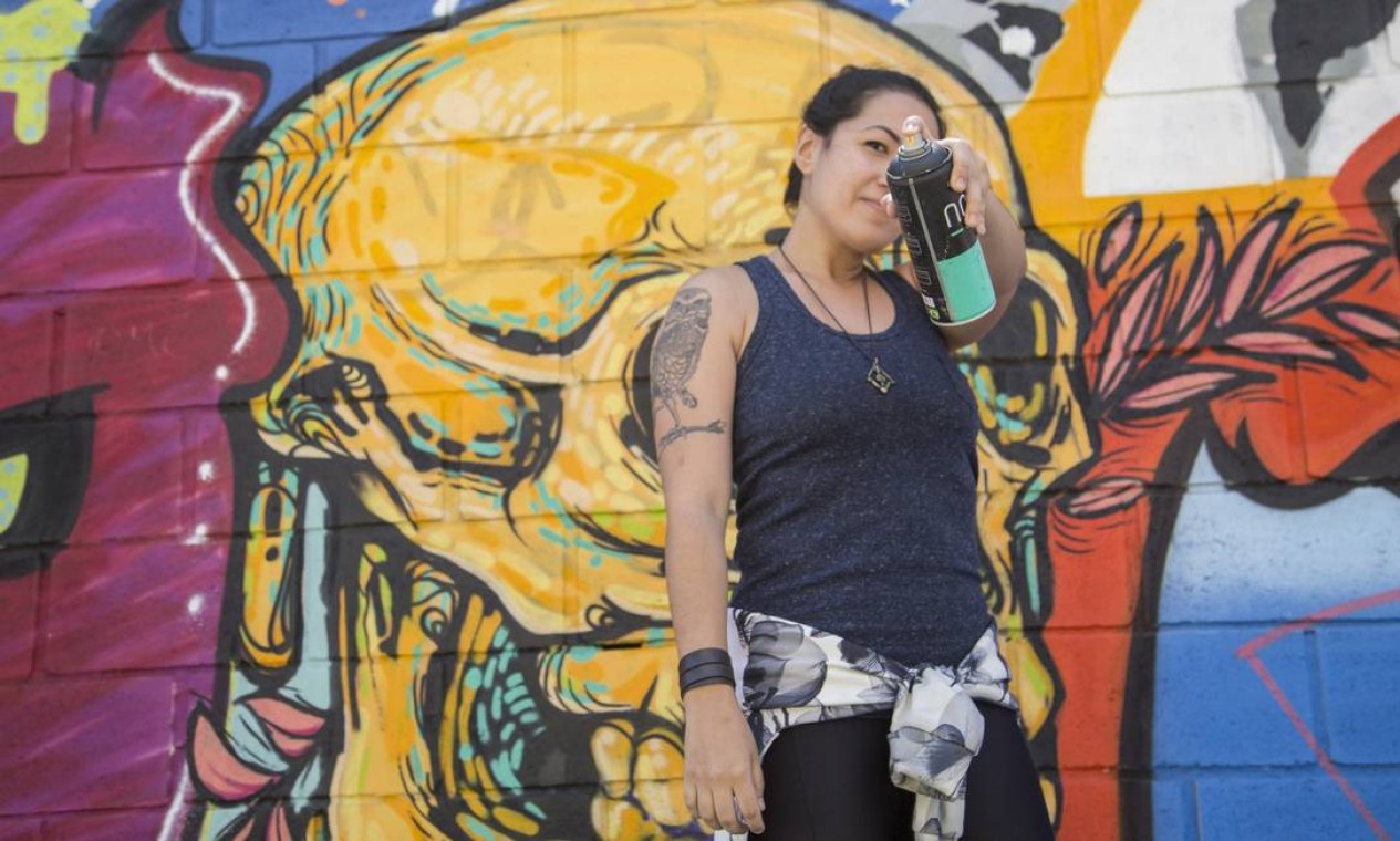 A ilustradora e artista plástica Dolores Marques posa com a caveira, pintada durante uma "sopa", encontro de grafiteiros Foto: Analice Paron / Agência O Globo