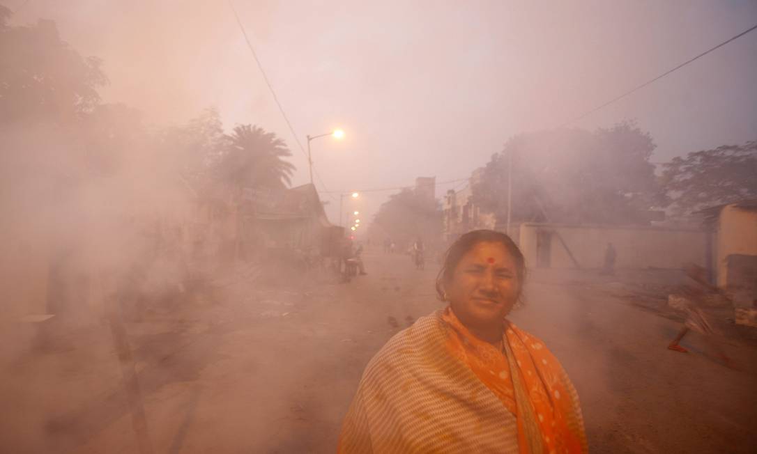 
Mulher envolta em fumaça de fornos a carvão em bairro de Calcutá, Índia: pobres são maiores vítimas
Foto:
/ REUTERS/Parth Sanyal