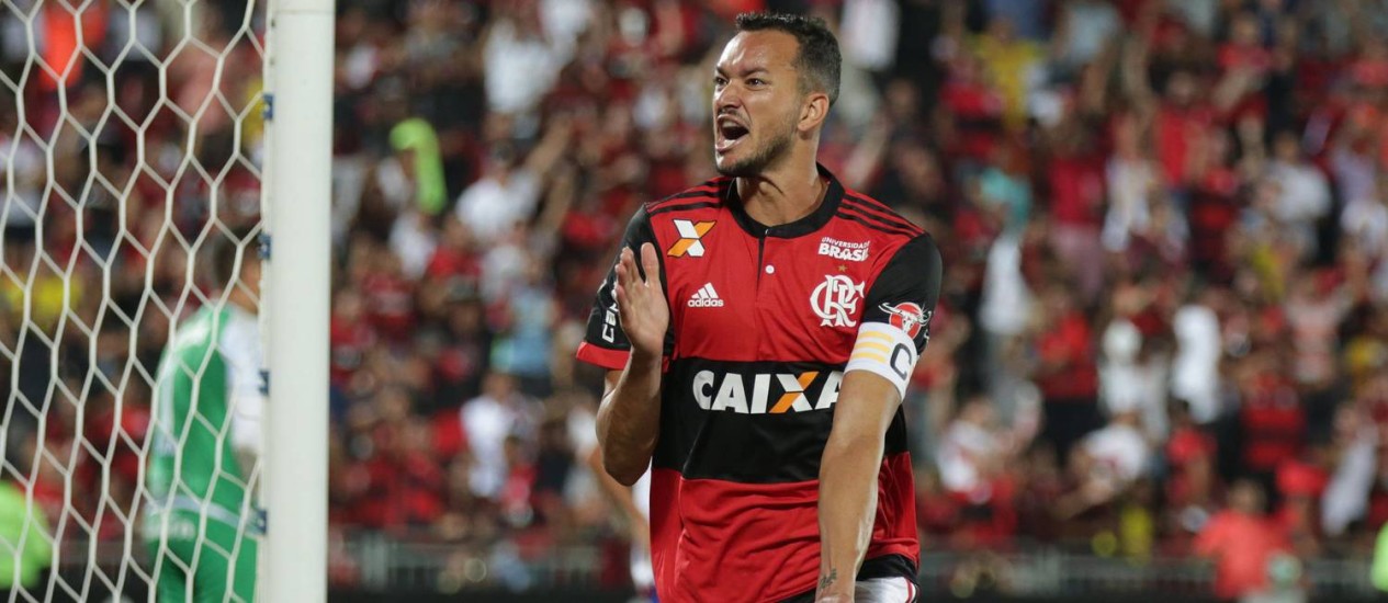 Réver comemora um de seus dois gols Foto: Marcio Alves