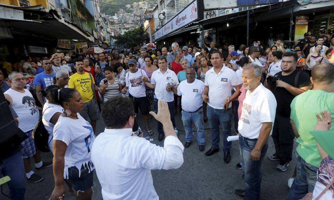 
Manifestação. Moradores da Rocinha pedem paz na comunidade, que sofre há mais de um mês com uma disputa entre quadrilhas
Foto:
Domingos Peixoto
/
Agência O Globo
