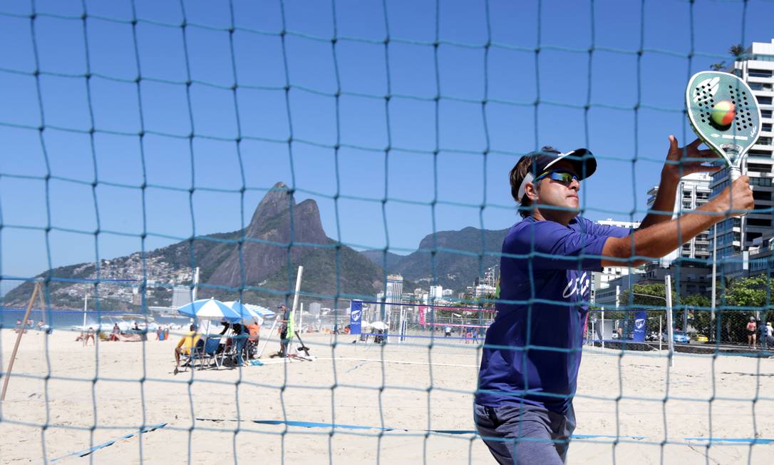 Ex-melhor do mundo no beach tennis, Samantha hoje tem a própria escola