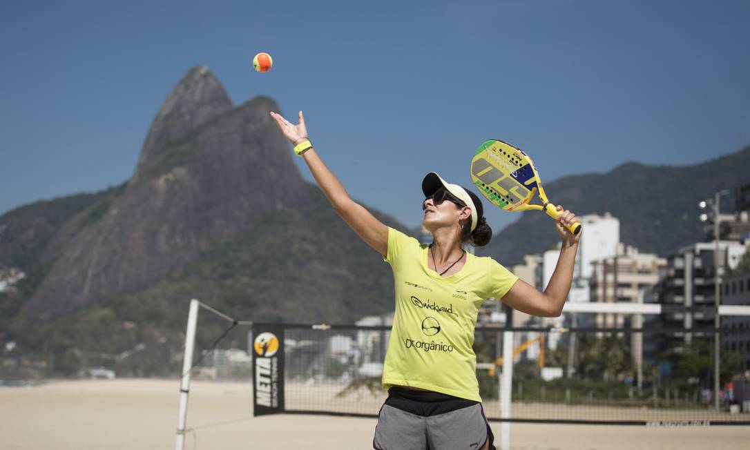 Ex-melhor do mundo no beach tennis, Samantha hoje tem a própria escola