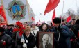Apoiadores do comunismo russo carregam retrato de Lenin em marcha relembrando os cem anos da revolução