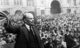Vladimir Lenin saúda compatriotas após voltar do exílio na Suíça a Petrogrado, pouco após a revolução russa