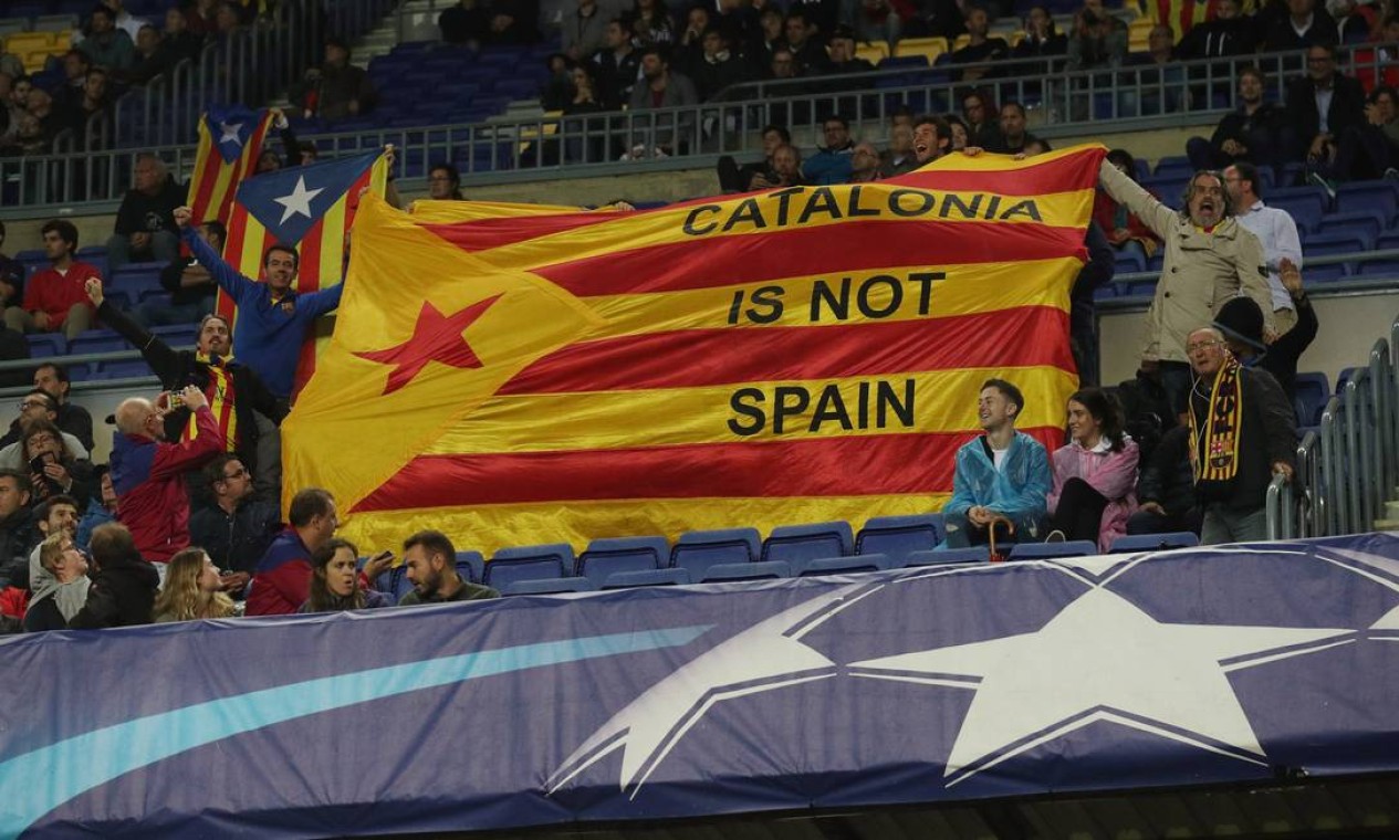 Contrários a Mariano Rajoy, manifestantes da Catalunha têm protestado nos últimos dias pedindo a separação da região; Na bandeira que aparece na foto, símbolo dos separatistas, lê-se "Catalunha não é Espanha" Foto: ALBERT GEA / REUTERS.18.10.2017