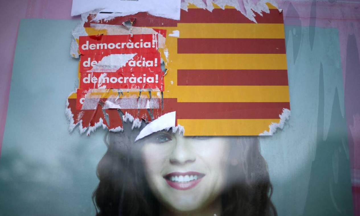 Adesivos foram colados em bandeiras da Catalunha e da Espanha durante um dia de protestos na região Foto: IVAN ALVARADO / REUTERS/20.10.2017