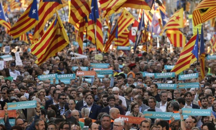Presidente catalão, Carles Puigdemont, participa de marcha pela independência ao lado de outros membros do Executivo regional Foto: PAU BARRENA / AFP