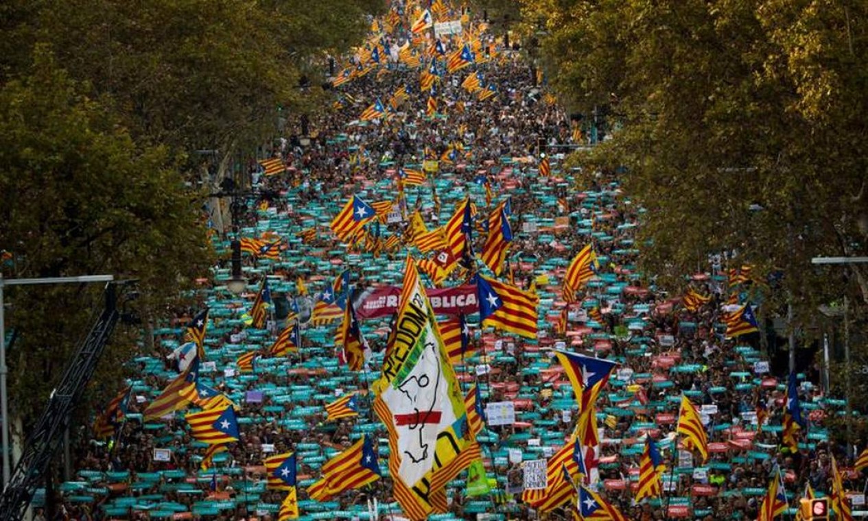 Cerca de 450 mil separatistas catalães saíram às ruas neste sábado em Barcelona para exigir uma declaração de independência pelo presidente regional, Carles Puigdemont, que estava presente na manifestação, em retaliação a Madri Foto: AP Photo/Emilio Morenatti / AP Photo/Emilio Morenatti)