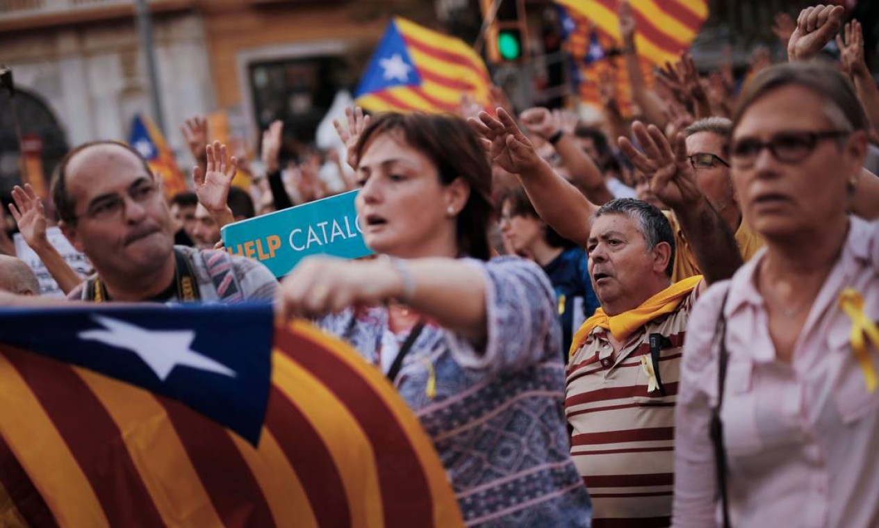 A sociedade catalã se mostra dividida entre quem é a favor ou contra a separação Foto: PAU BARRENA / AFP