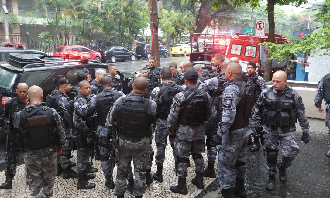 Policiais militares em frente ao Hospital Miguel Couto, onde estão internados dois colegas feridos na Rocinha Foto: Marcio Alves / Agência O Globo