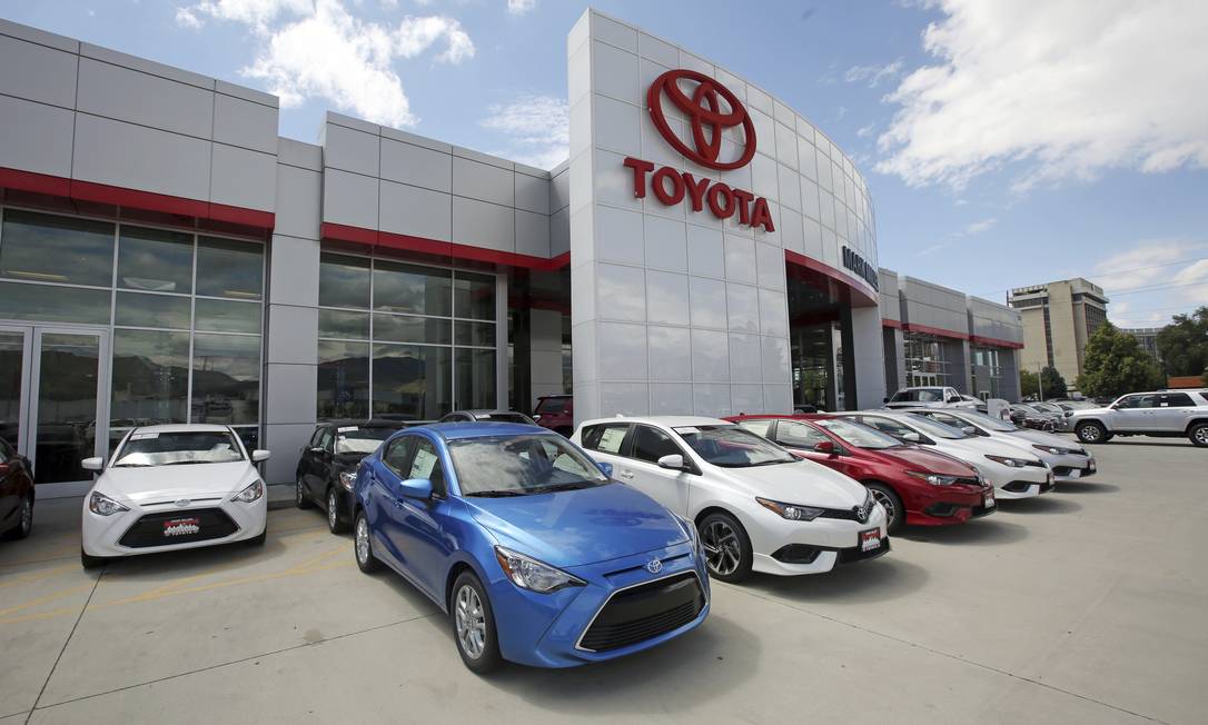 Após ameaça de Trump, Toyota corta US$ 300 milhões de fábrica no México ...