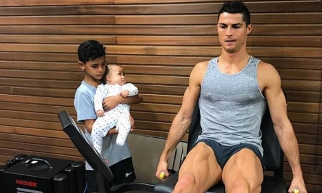 Cristiano Ronaldo Esbanja Boa Forma Ao Se Exercitar Ao Lado Dos Filhos 