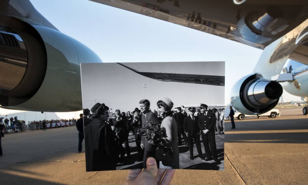Smialowski foi até o aeroporto local onde JFK e a primeira-dama Jackie Kennedy foram recebidos em Dallas, na última viagem do presidente a bordo do avião presidencial Foto: BRENDAN SMIALOWSKI / AFP