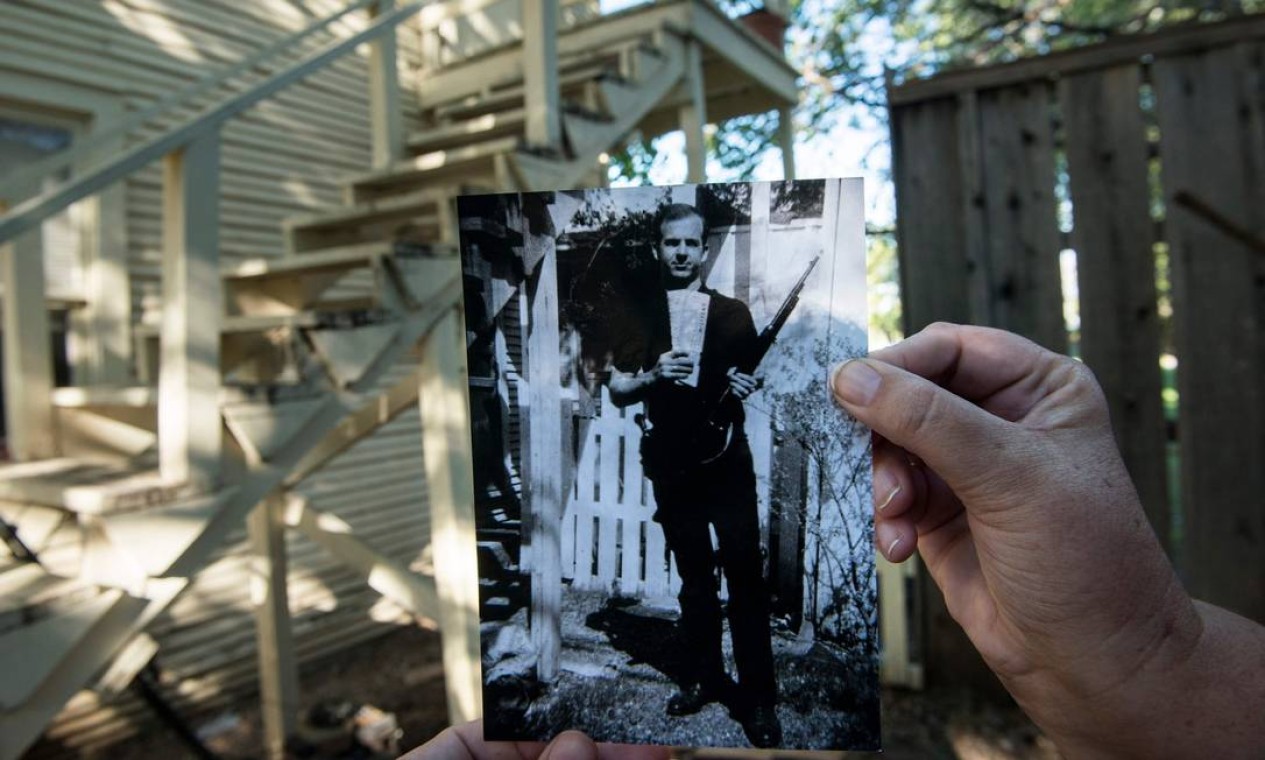 Num caso amplamente alvo de teorias da conspiração, oficialmente só houve um atirador envolvido: Oswald, cuja antiga casa foi visitada pelo fotógrafo Foto: BRENDAN SMIALOWSKI / AFP