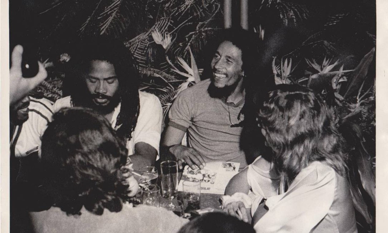 Durante sua passagem pelo Rio, em 1980, Bob Marley aproveitou tudo o que a cidade tinha a oferecer: o futebol, as praias, a música e as belas paisagens naturais. Obviamente, o bondinho esteve no roteiro do ícone do reggae Foto: Divulgação / Bondinho Pão de Açúcar