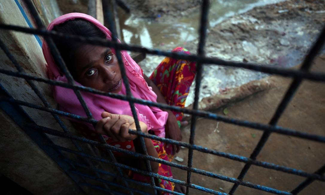 Menina rohingya que cruzou fronteira é fotografada em campo de refugiados em Bangladesh Foto: HANNAH MCKAY / REUTERS
