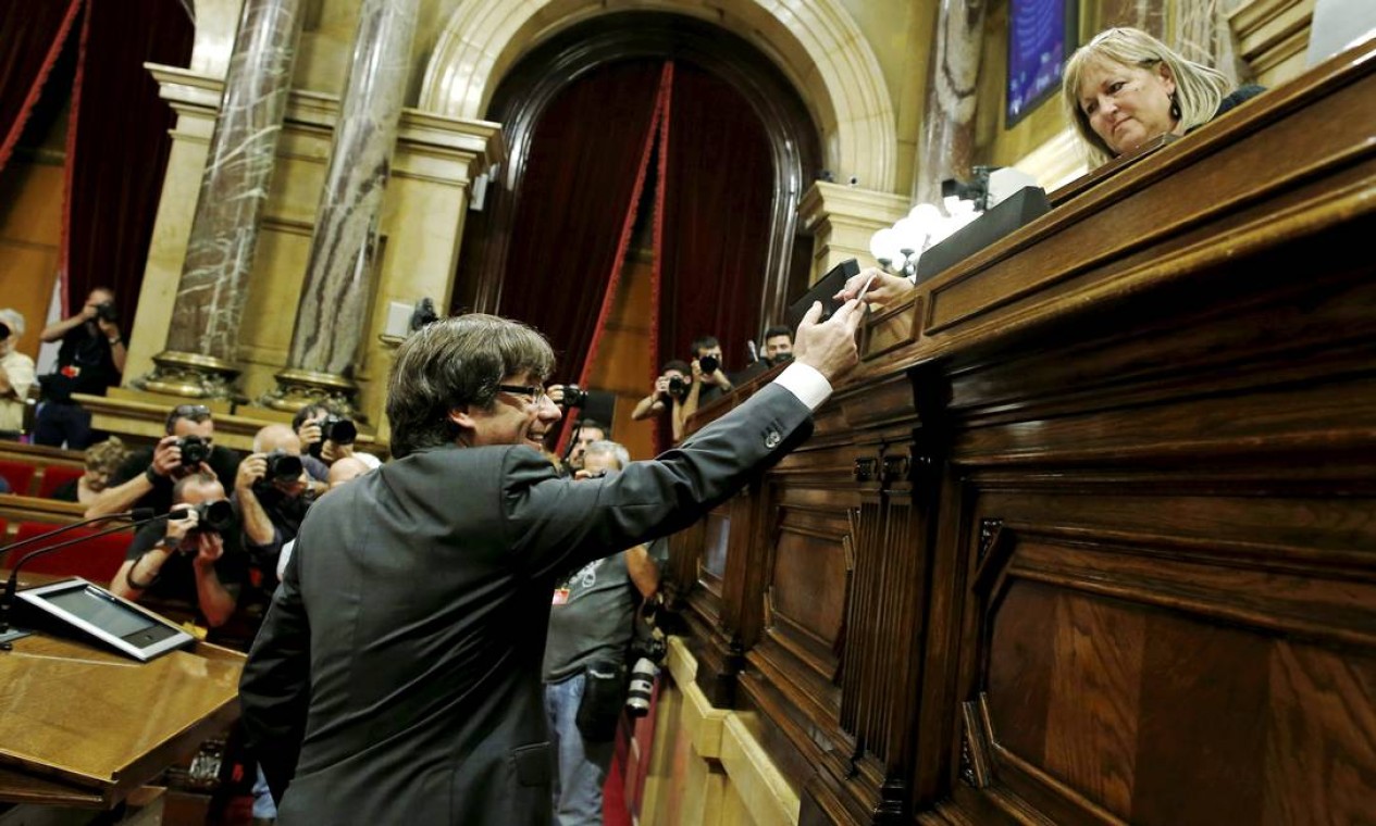 Presidente catalão, Carles Piugdemont, deposita seu voto durante sessão do Parlamento; sob ameaça de até 30 anos de prisão, líder comanda o movimento separatista Foto: Manu Fernandez / AP