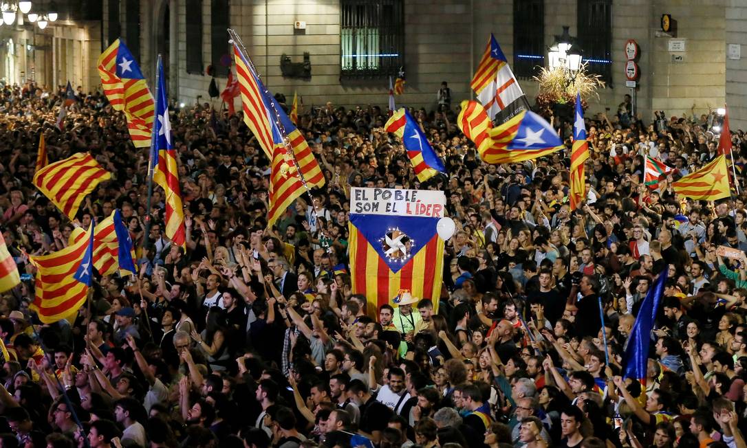 Separatistas catalães se reúnem em Barcelona após a declaração de independência Foto: PAU BARRENA / AFP