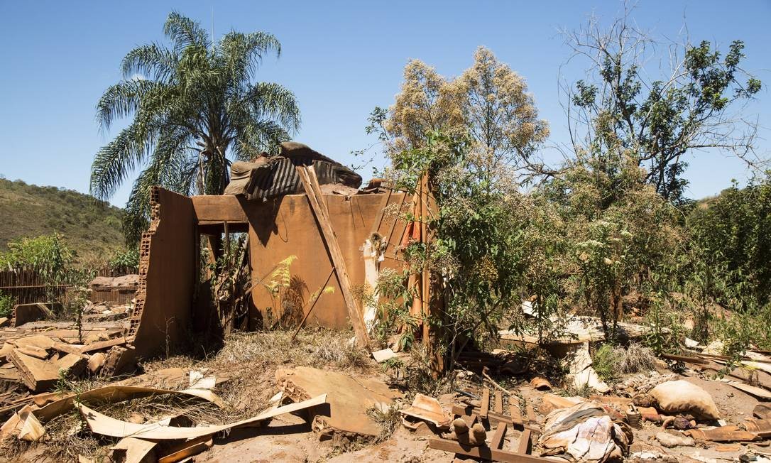 Escombros de habitação em Paracatu de Baixo, distrito de Mariana destruído há dois anos pela lama de rejeito de minério da Samarco Ana Branco / Agência O Globo
