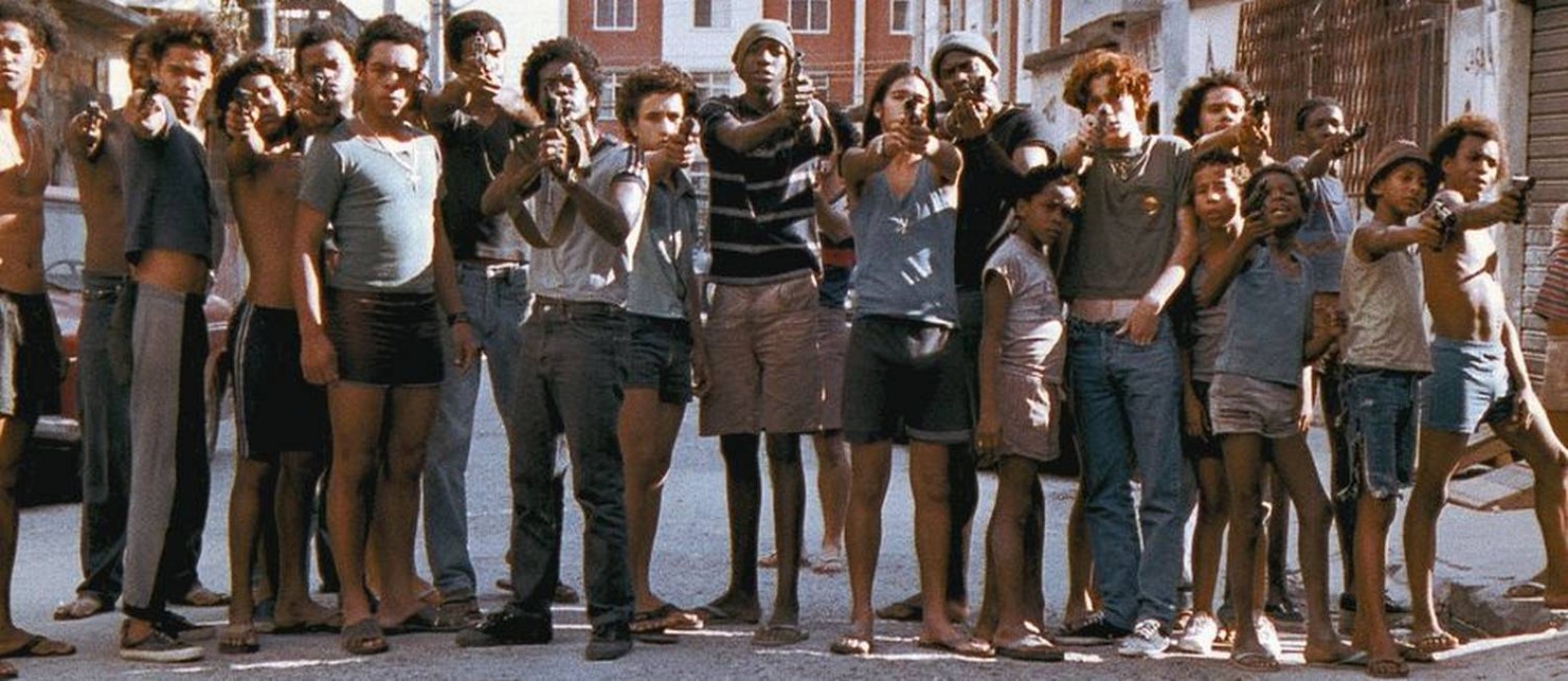 Na cena de 'Cidade de Deus', jovens armados na favela: diretor Fernando Meirelles diz que seu filme mostra como a ausência do estado abriu espaço para que leis próprias tomassem conta das comunidades Foto: Reprodução