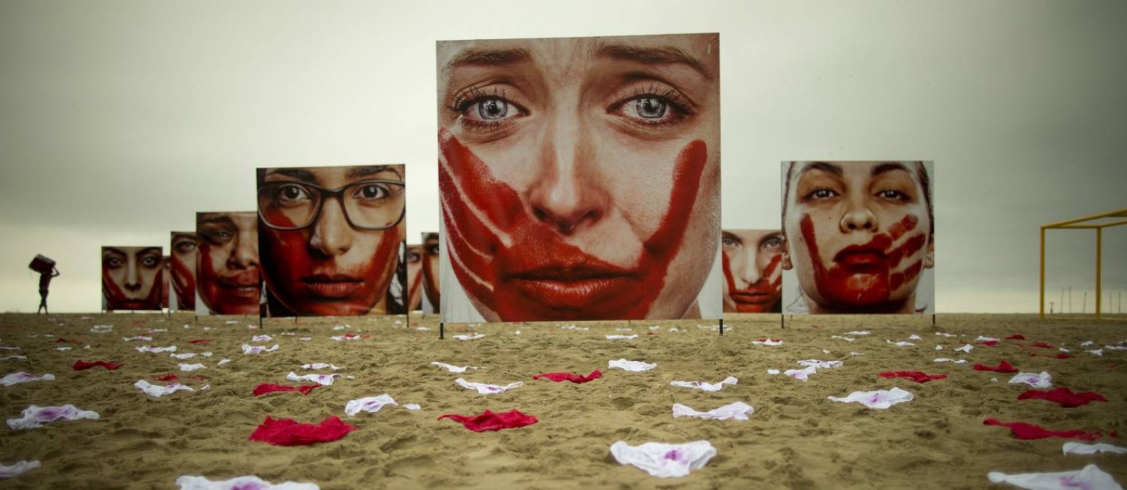 Ato da ONG Rio de Paz na Praia de Copacabana, em junho de 2016, denunciava os abusos sofridos pelas mulheres Foto: Márcia Foletto (Arquivo) / Agência O Globo