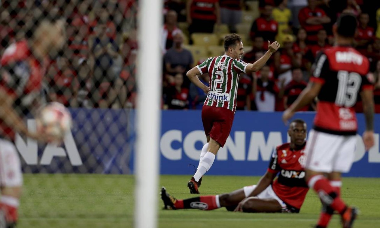 Lucas corre para comemorar o gol que abriu o placar Foto: Marcelo Theobald