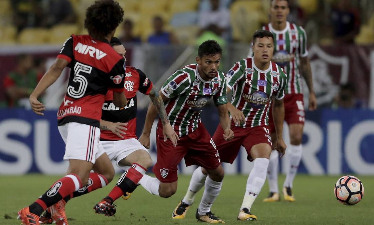 Gustavo Scarpa tenta levar o Fluminense ao ataque, marcado por Pará Foto: Marcelo Theobald