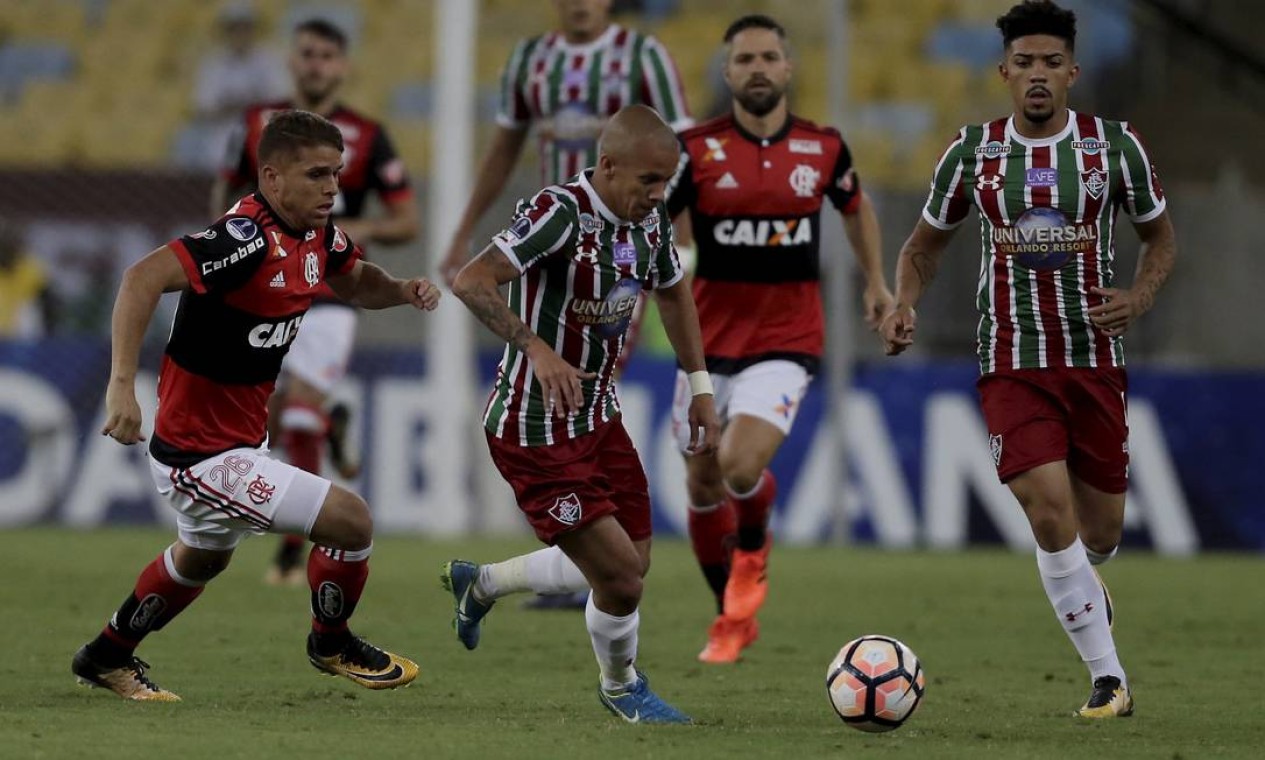 Marcos Júnior protege a bola, seguido de perto por Cuéllar Foto: Marcelo Theobald