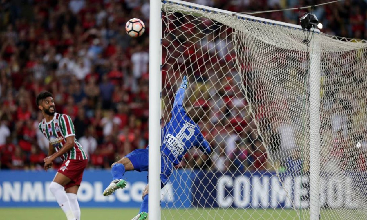 Cavalieri voa, mas não alcança a cobrança de falta de Diego, no gol de empate Foto: Marcio Alves