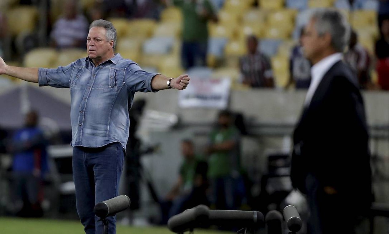 O técnico Abel Braga gesticula na partida entre Flamengo e Fluminense Foto: Marcelo Theobald