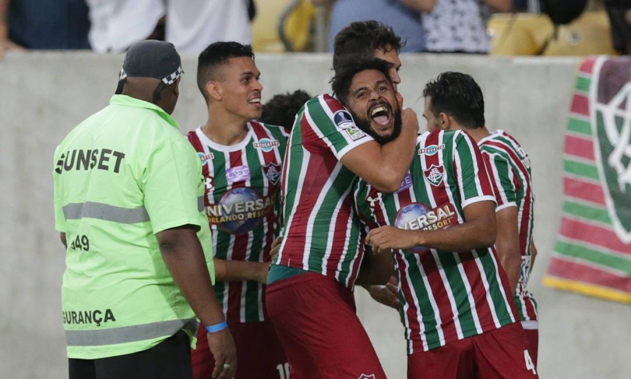 Renato Chaves é abraçado ao fazer o terceiro gol do Fluminense Foto: Marcio Alves