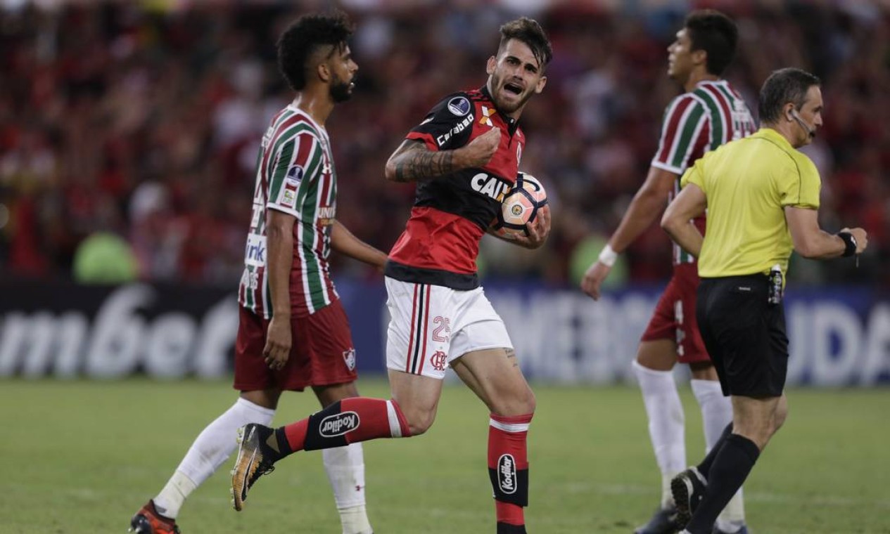 Vizeu corre para comemorar o segundo gol do Flamengo Foto: Marcelo Theobald