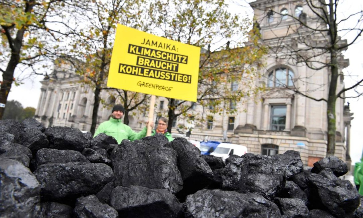 Ativistas do Greenpeace protestam em Bonn, Alemanha: "Jamaica, a proteção do clima precisa da saída do carvão" Foto: JOHN MACDOUGALL / AFP