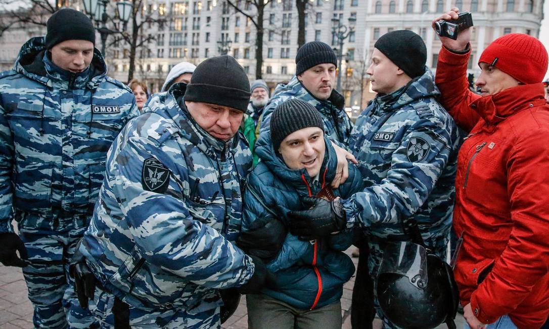 
Policiais russos detêm um ativista da oposição que iria participar de protesto no Centro de Moscou
Foto:
AFP/MAXIM ZMEYEV
