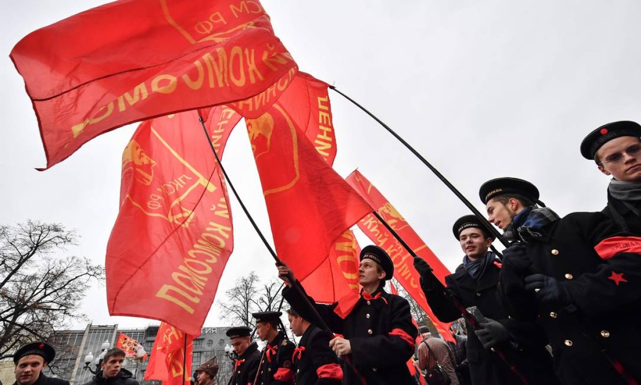 Russos celebram cem anos da Revolução russa com bandeiras vermelhas em Moscou. A expectativa é que o evento reúna pouco mais de cinco mil pessoas Foto: YURI KADOBNOV / AFP
