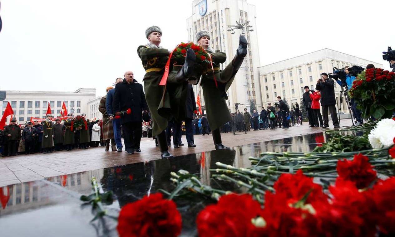 Soldados da Bielorrússia participam de uma cerimônia num monumento para Vladimir Lenin, na Praça da Independência em Minsk Foto: VASILY FEDOSENKO / REUTERS