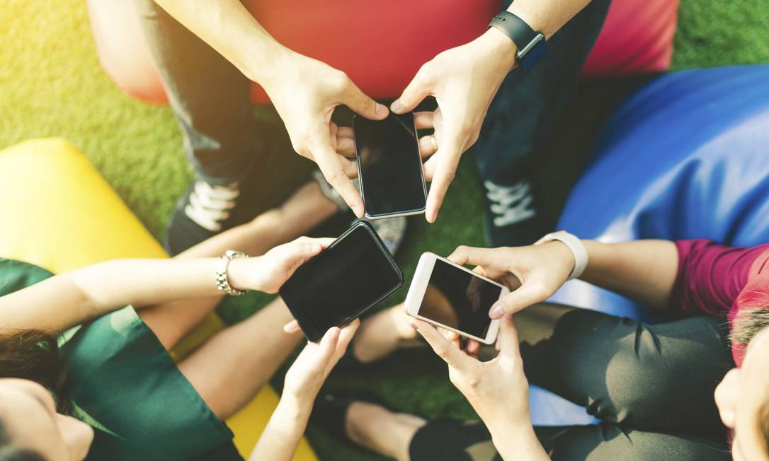 
Jovens grudados em seus celulares: discussões de agora vão ajudar a moldar o futuro das relações humanas com novas tecnologias
Foto: shutterstock.com 
