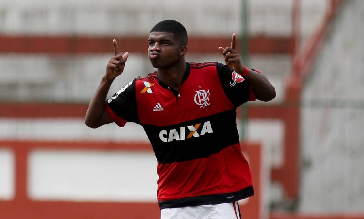 Salário de Lincoln quando no Flamengo é fora da realidade do Cruzeiro